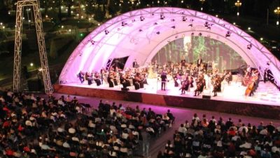 Azərbaycan incəsənəti illər boyu dünyaya tanınan sənətçilər yetişdirib. Musiqidən teatr