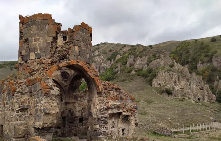 “Qarabağ” adının mənşəyi ilə bağlı müxtəlif fikirlər mövcuddur. Tarixçilərin böyük