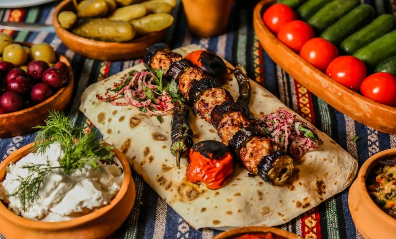 Azərbaycan yöresel yeməkləri ölkənin zəngin tarixi, coğrafiyası və mədəni müxtəlifliyinin